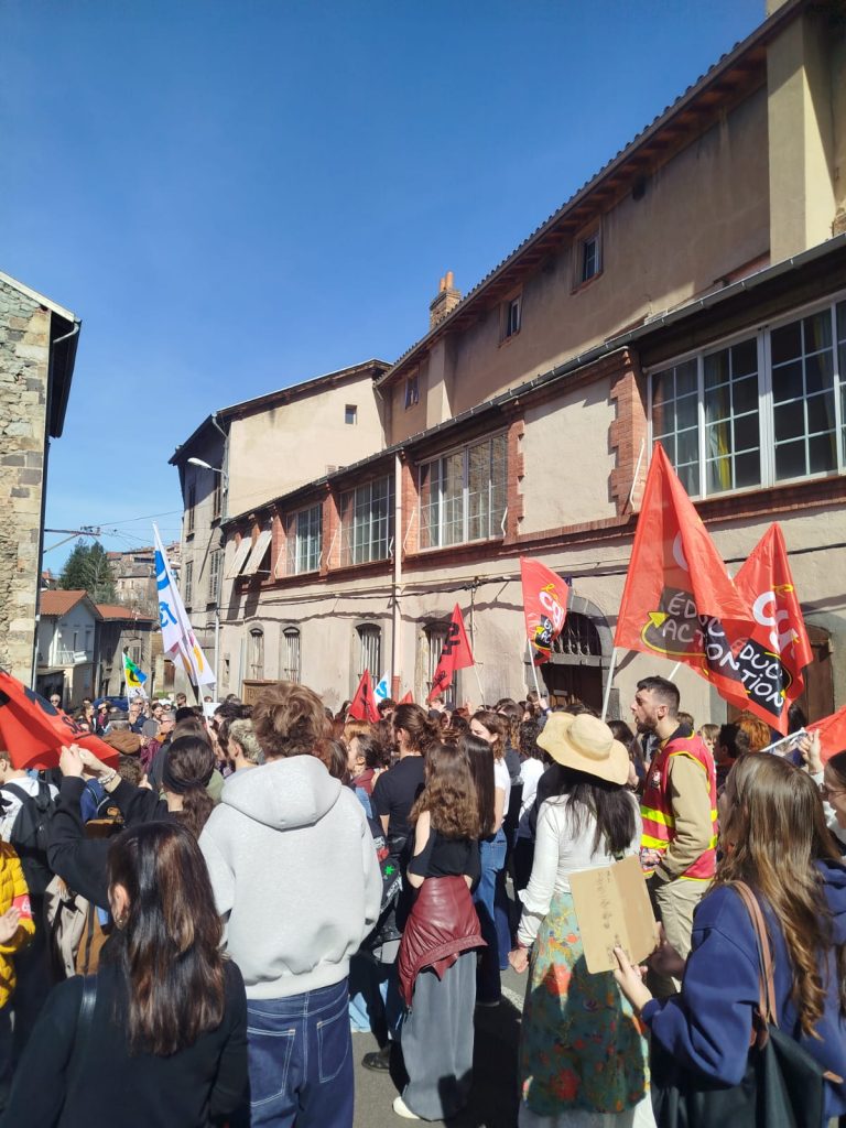 Environ 250 manifestant·es dans les rues de Thiers contre les suppressions de postes et de classes !